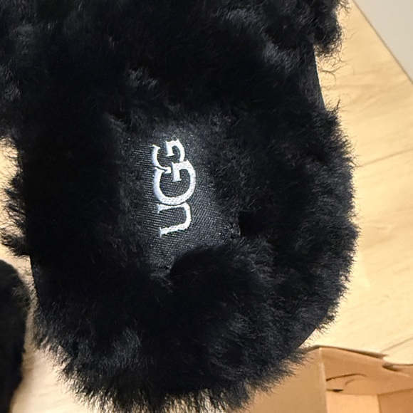 ✨Host pick✨UGG Tan Sole with Black Upper - Picture 6 of 7